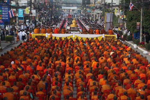 ภาพ No.9512:ประมวลภาพตักบาตรเมืองเลย พระ 2,100 รูป 22 ธันวาคม 2556