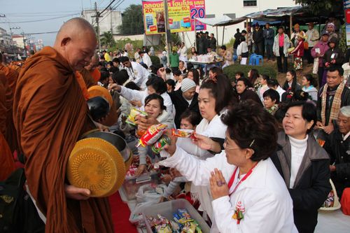 ภาพ No.9509:ประมวลภาพตักบาตรเมืองเลย พระ 2,100 รูป 22 ธันวาคม 2556