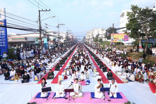 ภาพ No.9511:ประมวลภาพตักบาตรเมืองเลย พระ 2,100 รูป 22 ธันวาคม 2556