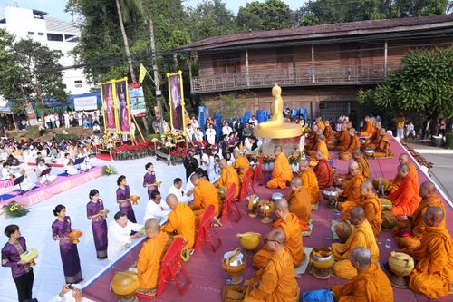 ภาพ No.9513:ประมวลภาพตักบาตรเมืองเลย พระ 2,100 รูป 22 ธันวาคม 2556