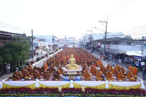 ภาพ No.9516:ประมวลภาพตักบาตรเมืองเลย พระ 2,100 รูป 22 ธันวาคม 2556