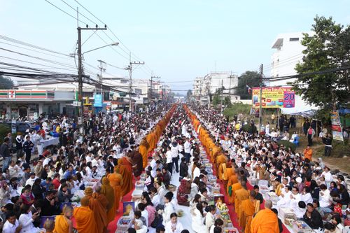 ภาพ No.9515:ประมวลภาพตักบาตรเมืองเลย พระ 2,100 รูป 22 ธันวาคม 2556