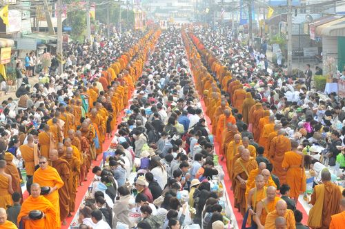 ภาพ No.9519:ประมวลภาพตักบาตรเมืองเลย พระ 2,100 รูป 22 ธันวาคม 2556