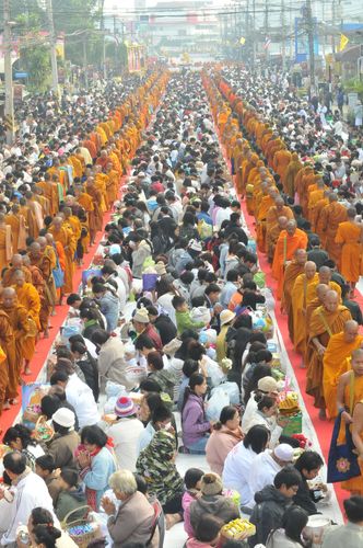 ภาพ No.9517:ประมวลภาพตักบาตรเมืองเลย พระ 2,100 รูป 22 ธันวาคม 2556