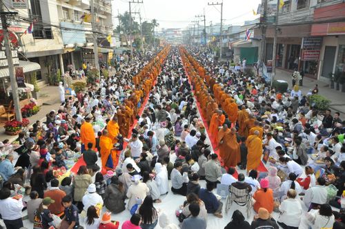 ภาพ No.9518:ประมวลภาพตักบาตรเมืองเลย พระ 2,100 รูป 22 ธันวาคม 2556