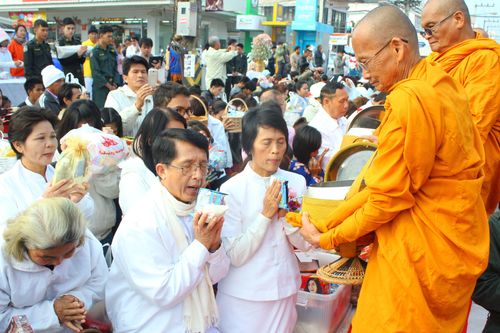 ภาพ No.9520:ประมวลภาพตักบาตรเมืองเลย พระ 2,100 รูป 22 ธันวาคม 2556