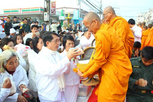 ภาพ No.9524:ประมวลภาพตักบาตรเมืองเลย พระ 2,100 รูป 22 ธันวาคม 2556