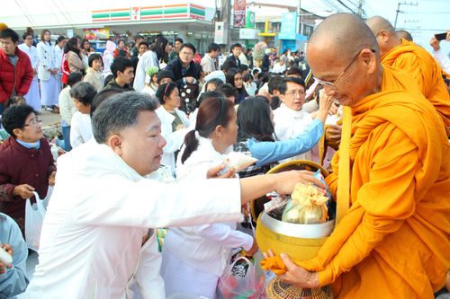 ภาพ No.9523:ประมวลภาพตักบาตรเมืองเลย พระ 2,100 รูป 22 ธันวาคม 2556