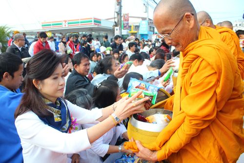 ภาพ No.9522:ประมวลภาพตักบาตรเมืองเลย พระ 2,100 รูป 22 ธันวาคม 2556