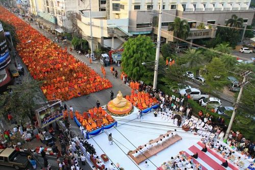 ภาพ No.9531:ประมวลภาพตักบาตรเชียงใหม่ พระ 10,000 รูป ณ ถนนช้างคลาน