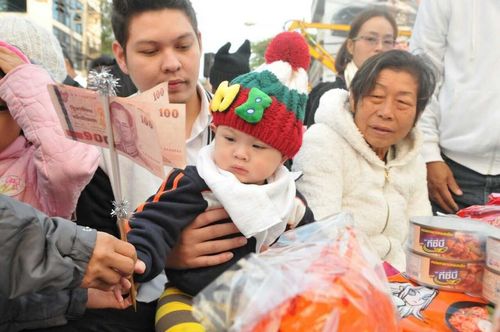 ภาพ No.9530:ประมวลภาพตักบาตรเชียงใหม่ พระ 10,000 รูป ณ ถนนช้างคลาน