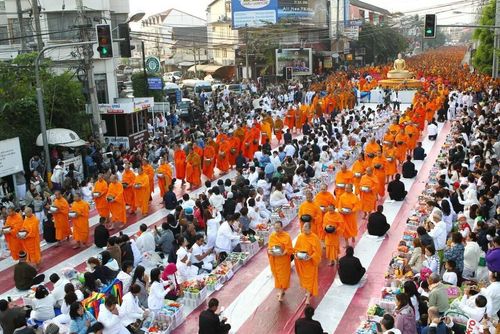 ภาพ No.9534:ประมวลภาพตักบาตรเชียงใหม่ พระ 10,000 รูป ณ ถนนช้างคลาน
