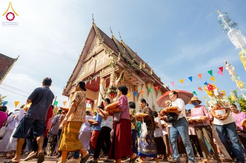 ภาพ No.171681:พิธีทอดกฐิน ณ วัดมหาโพธิ์ จ.ลพบุรี ในโครงการกฐินสามัคคีทั่วไทย 30,000 วัด บูชาธรรม 80 ปี หลวงพ่อธัมมชโย โดยคณะศิษยานุศิษย์วัดพระธรรมกาย วันที่ 27 ตุลาคม พ.ศ. 2567