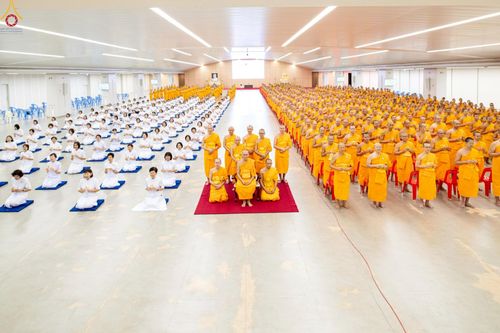 ภาพ No.246518:วันที่ 17 กันยายน พ.ศ. 2568 พิธีรับดวงแก้วนักเรียนบาลี "ดวงแก้วยกชั้นให้ลั่นจักรวาล" ณ ห้องเทวสภา วัดพระธรรมกาย