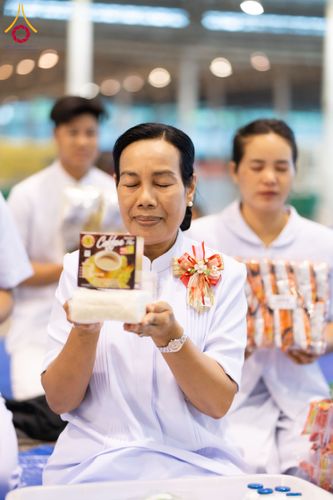 ภาพ No.133796:พิธีตักบาตร ข้าวสารอาหารแห้ง ณ บ้านแก้วเรือนทองคุณยายฯ สภาธรรมกายสากล วัดพระธรรมกาย วันอาทิตย์ต้นเดือนที่ 7 เมษายน พ.ศ. 2567