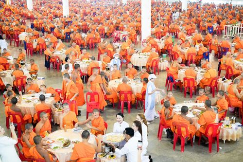 ภาพ No.161004:พิธีถวายภัตตาหารเมนูสวรรค์ ในพรรษาแห่งการเข้าถึงธรรม วันที่ 10 ตุลาคม พ.ศ. 2567 ณ สภาธรรมกายสากล วัดพระธรรมกาย