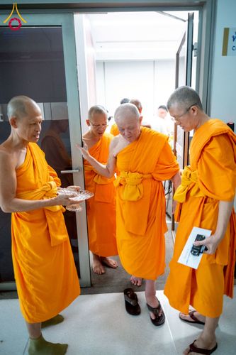 ภาพ No.222466:วันที่ 21 เมษายน พ.ศ. 2568 หลวงพ่อทัตตชีโวให้โอวาททีมงานอาสาสมัครเวียดนาม ณ อาคาร 100 ปี คุณยายมหารัตนอุบาสิกาจันทร์ ขนนกยูง วัดพระธรรมกาย