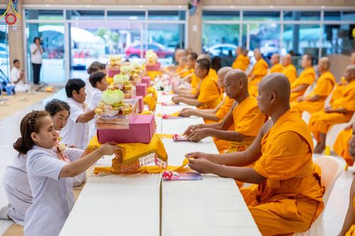 ภาพ No.127739:พิธีถวายภัตตาหารเป็นสังฆทาน แด่คณะพระธรรมยาตราฯ ในโครงการธรรมยาตราอัญเชิญพระบรมสารีริกธาตุ ประดิษฐาน ณ มหารัตนเจดีย์สิริปทุมสวรรค์ อ.บางกล่ำ จ.สงขลา วันที่ 8 มีนาคม พ.ศ. 2567