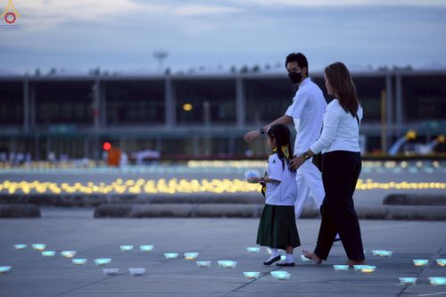 ภาพ No.240953:วันพุธที่ 27 สิงหาคม พ.ศ. 2568 พิธีจุดประทีป ในวันธรรมชัย ณ วัดพระธรรมกาย