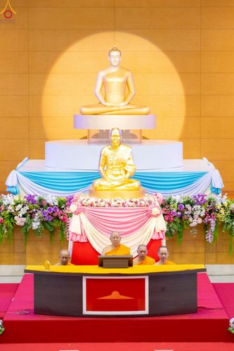 ภาพ No.251228:วันที่ 10 ตุลาคม พ.ศ. 2568 พิธีปฏิบัติธรรม ในวันคล้ายวันเกิด 141 ปี พระมงคลเทพมุนี (สด จนฺทสโร) พระผู้ปราบมาร ณ สภาธรรมกายสากล วัดพระธรรมกาย