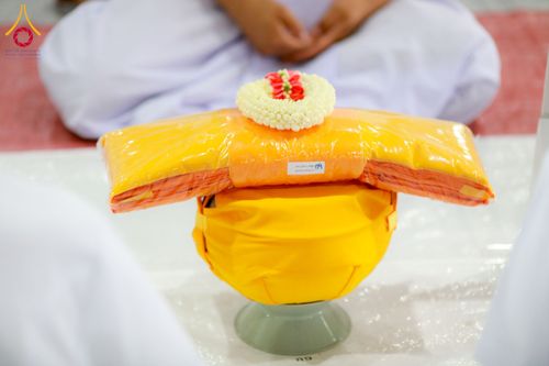 ภาพ No.62705:พิธีขอขมามอบผ้าไตร ในโครงการอุปสมบทหมู่ บูชาธรรมหลวงพ่อธัมมชโย พ.ศ.2567  โครงการอุปสมบทหมู่ธรรมทายาท ระดับอุดมศึกษา รุ่นที่51 (ภาคฤดูร้อน) โครงการบวชพระนานาชาติ AEC และ WAB รุ่นผู้บริหาร(รุ่นที่2) ณ ลานธรรม พระมหาธรรมกายเจดีย์ วันที่ 13 เมษายน พ.ศ. 2567