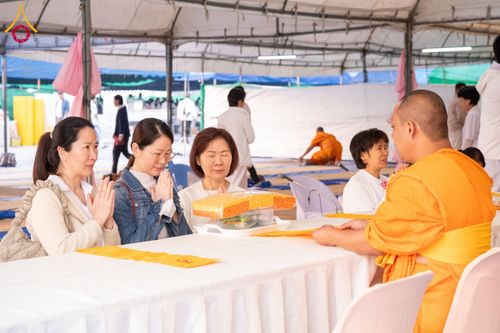 ภาพ No.198300:พิธีถวายภัตตาหารเป็นสังฆทาน แด่พระธรรมยาตรา ณ อนุสรณ์สถานบางปลา วัดบางปลา อำเภอบางเลน จังหวัดนครปฐม ในโครงการธรรมยาตรา กตัญญูบูชา มหาปูชนียาจารย์ พระมงคลเทพมุนี(สด จนฺทสโร) พระผู้ปราบมาร อนุสรณ์สถาน 7 แห่ง ปีที่ 13 วันที่ 20 มกราคม พ.ศ. 2568