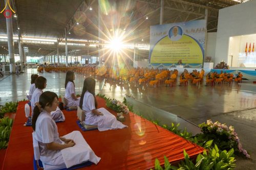 ภาพ No.177550:พิธีตักบาตรและพิธีบูชาข้าวพระ ในวันอาทิตย์ต้นเดือนที่ 1 ธันวาคม พ.ศ. 2567 ณ สภาธรรมกายสากล วัดพระธรรมกาย