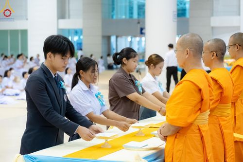 ภาพ No.146064:วันมหารำลึก ครั้งที่ 34 พิธีร่วมรำลึกถึงนักสร้างบารมีที่ล่วงลับไปแล้ว , พิธีสวดพระพุทธมนต์ ณ ห้องแก้วสารพัดนึก 1 วัดพระธรรมกาย วันเสาร์ที่ 27 กรกฎาคม พ.ศ. 2567