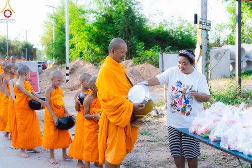 ภาพ No.57822:กิจกรรมบิณฑบาตของสามเณร โครงการบรรพชาสามเณร ฟื้นฟูพระพุทธศาสนาทั่วไทย ธุดงคสถานชลบุรี ณ ชุมชนบ้านห้วยเหียน ตำบลบ่อวิน  อำเภอศรีราชา จังหวัดชลบุรี วันที่ 27 เมษายน พ.ศ. 2567