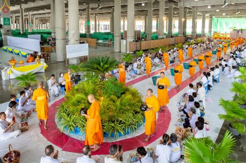 ภาพ No.229615:วันอาทิตย์ที่ 22 มิถุนายน พ.ศ. 2568 พิธีตักบาตรฉลองพระบวชใหม่ โครงการอุปสมบทหมู่ผู้บริหารรุ่นที่ 15 ณ วิหารคด วัดพระธรรมกาย