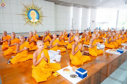 ภาพ No.234815:วันศุกร์ที่ 25 กรกฎาคม พ.ศ. 2568 (วันพระ แรม 15 ค่ำ เดือน 8) พิธีบุพเปตพลี ครั้งที่ 167 ร่วมอุทิศบุญแด่หมู่ญาติที่ล่วงลับไปแล้ว และสืบทอดอายุพระพุทธศาสนา ณ หอฉันคุณยายอาจารย์ฯ วัดพระธรรมกาย