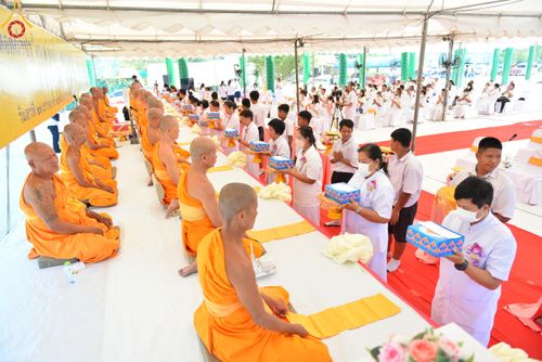 พิธีทอดผ้าป่า โครงสร้างหลังคา เสาคู่ค้ำฟ้ามหามงคล เพื่อสถาปนาอาคาร 80 ปี หลวงพ่อธัมมชโย ณ ศูนย์ปฏิบัติธรรมวิหารแดง ต.เจริญธรรม อ.วิหารแดง จ.สระบุรี วันที่ 27 มกราคม พ.ศ. 2567