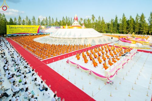 ภาพ No.192619:พิธีจุดประทีปถวายเป็นพุทธบูชา และบูชาธรรมมหาปูชนียาจารย์ ณ อนุสรณ์สถานคลองบางนางแท่น อ.สามพราน จ.นครปฐม ในโครงการธรรมยาตรา กตัญญูบูชา มหาปูชนียาจารย์ พระมงคลเทพมุนี(สด จนฺทสโร) พระผู้ปราบมาร อนุสรณ์สถาน 7 แห่ง ปีที่ 13 วันที่ 10 มกราคม พ.ศ. 2568