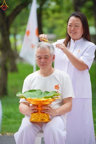 ภาพ No.143854:พิธีตัดปอยผม โครงการอุปสมบทหมู่ พระธรรมทายาทนานาชาติ (ภาษาจีน) รุ่นที่ 19 วันอาทิตย์ที่ 7 กรกฎาคม พ.ศ. 2567 ณ สนามหญ้า หน้าบ้านแก้วอาสาสมัคร วัดพระธรรมกาย