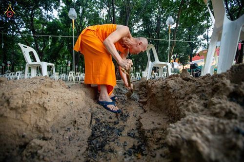 ภาพ No.88666:คณะสงฆ์ เจ้าหน้าที่ และสาธุชน ทุ่มเทแรงกายแรงใจเตรียมงาน เพื่องานวันครูผู้ค้นพบวิชชาธรรมกาย ตั้งแต่วันที่ 20 กันยายน พ.ศ. 2566