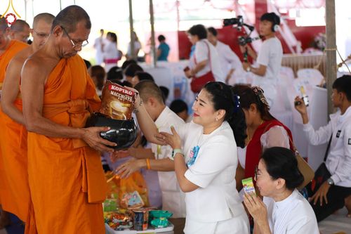 ภาพ No.91373:พิธีทอดผ้าป่ายกยอดดอกบัวสิริปทุมทิพย์  ประดิษฐาน ณ ปทุมเจดีย์  (เจดีย์พระพุทธเจ้า ๕ พระองค์) ณ ศูนย์อบรมเยาวชนจังหวัดปัตตานี 22 ตุลาคม พ.ศ.2566