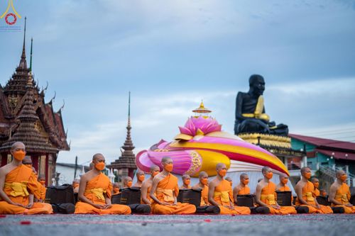 ภาพ No.127926:คณะพระธรรมยาตราฯ ปฎิบัติธรรมและถ่ายภาพหมู่ประวัติศาสตร์ ณ ลานหน้าพระปรางค์สามยอด วัดโคกสมานคุณ อ.หาดใหญ่ จ.สงขลา วันเสาร์ที่ 9 มีนาคม พ.ศ. 2567