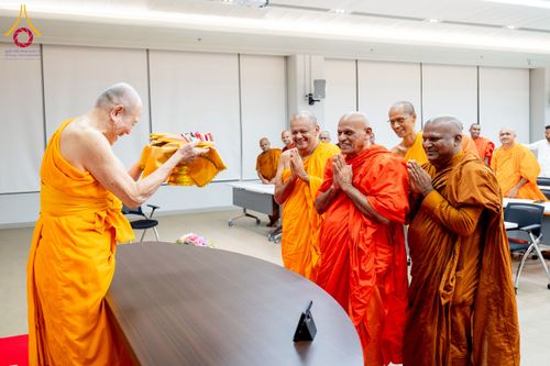ภาพ No.222534:วันที่ 21 เมษายน พ.ศ. 2568 หลวงพ่อทัตตชีโวต้อนรับคณะสงฆ์ศรีลังกา ณ อาคาร 100 ปี คุณยายมหารัตนอุบาสิกาจันทร์ ขนนกยูง วัดพระธรรมกาย