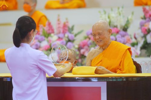 ภาพ No.83796:พิธีมอบโล่เกียรติยศ โครงการผู้นำแสงสว่างออนไลน์ ประจำปี 2565 ในวันอาทิตย์ที่ 2 กรกฎาคม พ.ศ. 2566 ณ วัดพระธรรมกาย