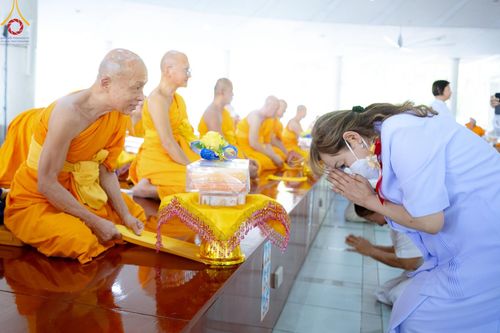 ภาพ No.208339:พิธีสวดพระพุทธมนต์ และถวายภัตตาหารเมนูสวรรค์แด่พระภิกษุ สามเณร วันที่ 15 กุมภาพันธ์ พ.ศ. 2568 ณ หอฉันคุณยายอาจารย์ฯ วัดพระธรรมกาย