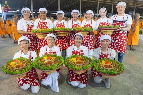 ภาพ No.203647:พิธีถวายภัตตาหารเป็นสังฆทาน แด่พระธรรมยาตรา ณ วัดพระธรรมกาย ตำบลคลองสาม อำเภอคลองหลวง จังหวัดปทุมธานี ในโครงการธรรมยาตรา กตัญญูบูชา มหาปูชนียาจารย์ พระมงคลเทพมุนี(สด จนฺทสโร) พระผู้ปราบมาร อนุสรณ์สถาน 7 แห่ง ปีที่ 13 วันที่ 30 มกราคม พ.ศ. 2568