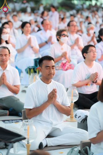 ภาพ No.112145:พิธีจุดประทีปถวายเป็นพุทธบูชา และบูชาธรรมมหาปูชนียาจารย์ พระมงคลเทพมุนี(สด จนฺทสโร) ในโครงการธรรมยาตรา กตัญญูบูชา มหาปูชนียาจารย์ พระมงคลเทพมุนี(สด จนฺทสโร) พระผู้ปราบมาร อนุสรณ์สถาน 7 แห่ง ปีที่ 12 วันที่ 14 มกราคม พ.ศ. 2567 ณ วัดสองพี่น้อง อ.สองพี่น้อง