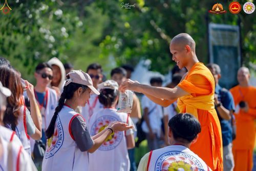 ภาพ No.224723:วันที่ 11 -12 พฤษภาคม พ.ศ. 2568 คณะพระอาจารย์ เจ้าหน้าที่ อาสาสมัคร นักศึกษา ทั้งชาวอินโดนีเซีย และชาวไทย ร่วมแรงร่วมใจ เตรียมงาน เก็บงาน ในวันวิสาขบูชา ณ พระมหาเจดีย์บรมพุทโธ ประเทศอินโดนีเซีย