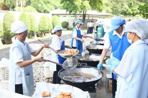 ภาพ No.162106:พิธีถวายภัตตาหารเมนูสวรรค์ เนื่องในวันออกพรรษา (ขึ้น 15 ค่ำ เดือน 11) วันพฤหัสบดีที่ 17 ตุลาคม พ.ศ. 2567 ณ หอฉันคุณยายอาจารย์ฯ วัดพระธรรมกาย