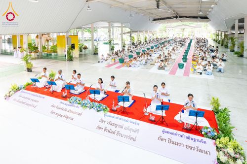 ภาพ No.61232:พิธีตักบาตรฉลองพระใหม่ รุ่นบูชาธรรมโครงการ 1-2 โครงการบรรพชาอุปสมบทหมู่ธรรมทายาท บูชาธรรมหลวงพ่อธัมมชโย 80 ปี ณ โถงช้างสำนักงานใหญ่ วัดพระธรรมกาย วันที่ 20 เมษายน พ.ศ. 2567