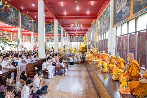 ภาพ No.183820:พิธีทอดกฐิน ณ วัดหลักสาม เขตหนองแขม กรุงเทพมหานคร ในโครงการทอดกฐินสามัคคีทั่วไทย 30,000 วัด บูชาธรรม 80 ปี หลวงพ่อธัมมชโย โดยคณะศิษยานุศิษย์วัดพระธรรมกาย วันที่ 10 พฤศจิกายน พ.ศ. 2567