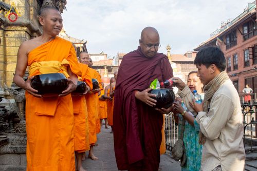 ภาพ No.213085:วันที่ 17 - 18 มีนาคม พ.ศ. 2568 คณะสงฆ์และสามเณรเดินบิณฑบาต รอบเมืองในพื้นที่ วัดสยมภูวนาถและราชวังปาตัน ณ เมืองกาฐมาณฑุ ประเทศเนปาล