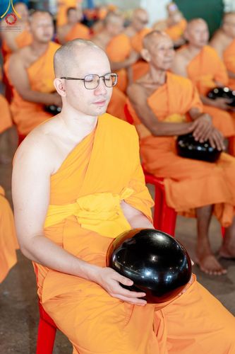 ภาพ No.143368:พิธีตักบาตร ข้าวสารอาหารแห้ง ณ บ้านแก้วเรือนทองคุณยายฯ และ พิธีบูชาข้าวพระ  ณ สภาธรรมกายสากล วัดพระธรรมกาย วันอาทิตย์ที่ 7 กรกฎาคม พ.ศ. 2567