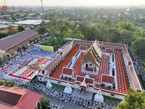 ภาพ No.197121:พิธีจุดประทีปถวายเป็นพุทธบูชา และบูชาธรรมมหาปูชนียาจารย์ ณ วัดโบสถ์(บน) ตำบลบางคูเวียง อำเภอบางกรวย จังหวัดนนทบุรี ในโครงการธรรมยาตรา กตัญญูบูชา มหาปูชนียาจารย์ พระมงคลเทพมุนี(สด จนฺทสโร) พระผู้ปราบมาร อนุสรณ์สถาน 7 แห่ง ปีที่ 13 วันที่ 18 มกราคม พ.ศ. 25