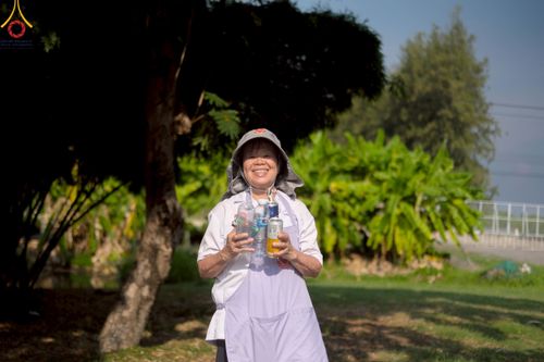 ภาพ No.220439:วันที่ 23-25 เมษายน พ.ศ. 2568 เจ้าหน้าที่และสาธุชนช่วยกัน รับบุญเก็บงานวันคุ้มครองโลก ณ วัดพระธรรมกาย